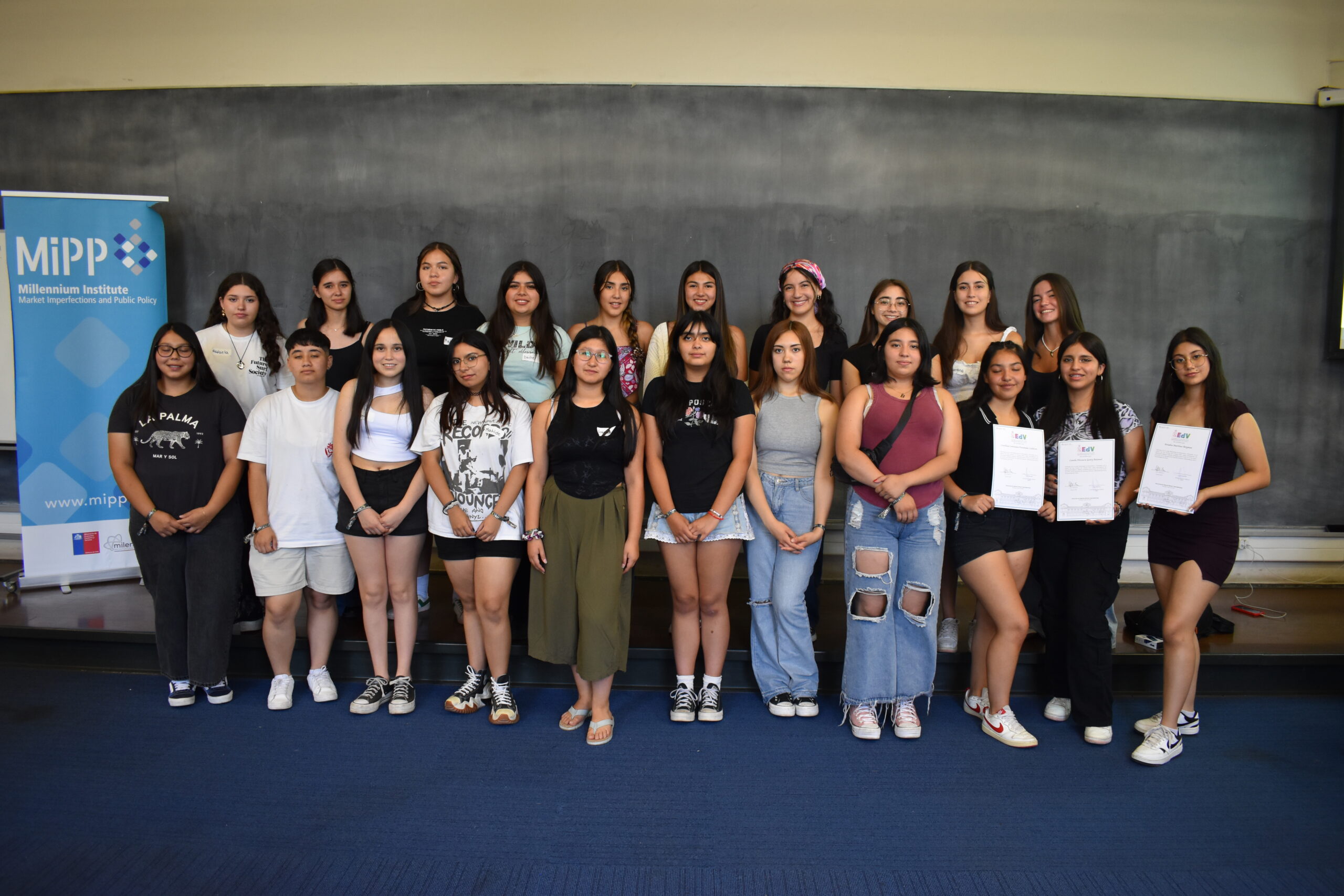 24 alumnas de enseñanza media se gradúan del Bootcamp en Economía y Finanzas